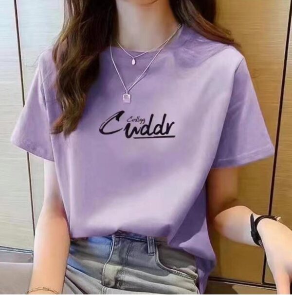 تيشيرت صيفي كاجوال بطبعة "Cuddly" باللون الليلكي.