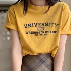 تيشيرت صيفي كاجوال بطبعة "University" باللون الأصفر.