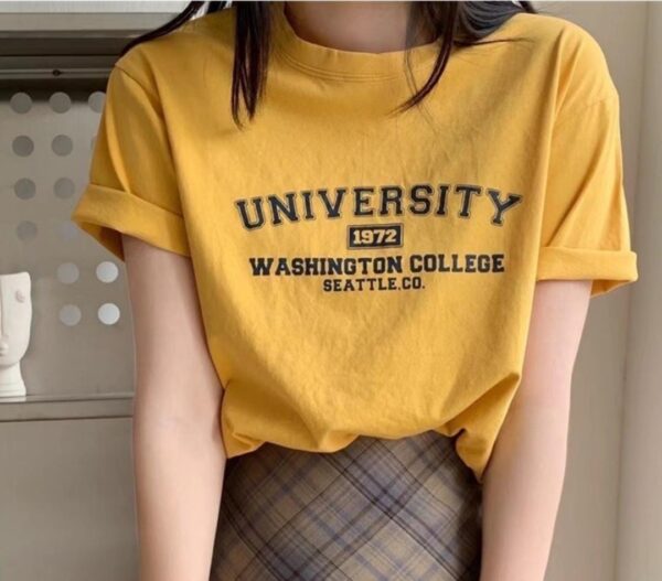 تيشيرت صيفي كاجوال بطبعة "University" باللون الأصفر.