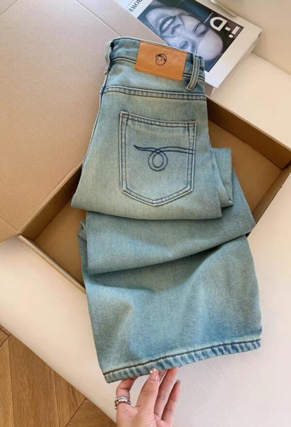 بنطال جينز كلاسيكي بتصميم قديم Vintage Light Wash Jeans with Looped Pocket Design