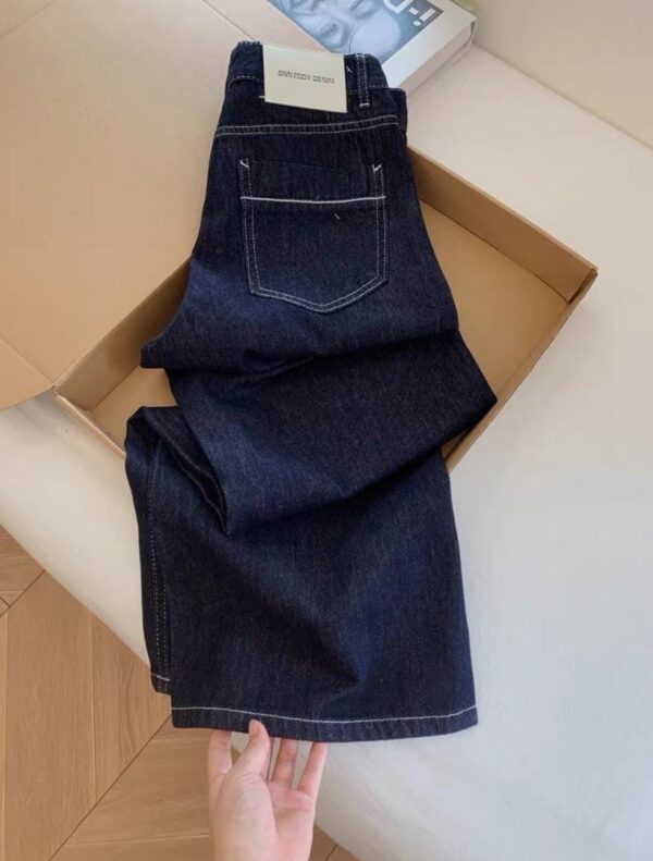 بنطال جينز واسع الساقين كحلي غامق بخياطة بيضاء | Wide-Leg Dark Blue Denim Jeans