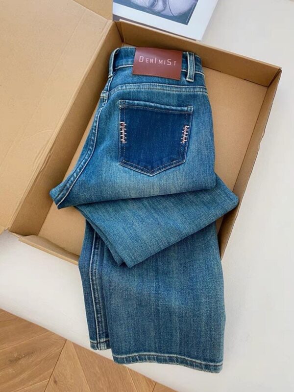 بنطلون جينز نسائي بقصة مستقيمة مع تطريز - أزرق غسلة عتيقة - (Women's Straight-leg Jeans with Embroidery - Vintage Wash Blue)