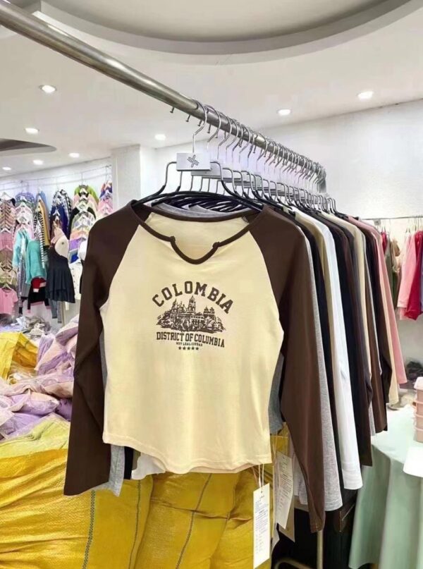 ⁦Women's Raglan T-Shirt with Printed Design - بلوزة راجلان نسائية بتصميم مطبوع⁩ - الصورة ⁦4⁩