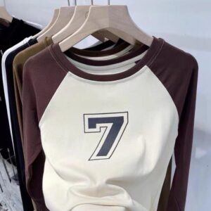Women's Raglan T-Shirt with Number Print - بلوزة راجلان نسائية بطبعة رقم