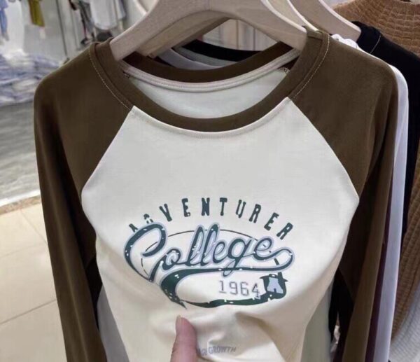 ⁦Women's Raglan T-Shirt with Printed Design - بلوزة راجلان نسائية بتصميم مطبوع⁩ - الصورة ⁦3⁩