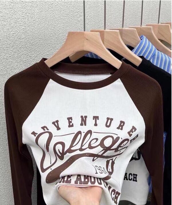 ⁦Women's Raglan T-Shirt with Printed Design - بلوزة راجلان نسائية بتصميم مطبوع⁩ - الصورة ⁦2⁩